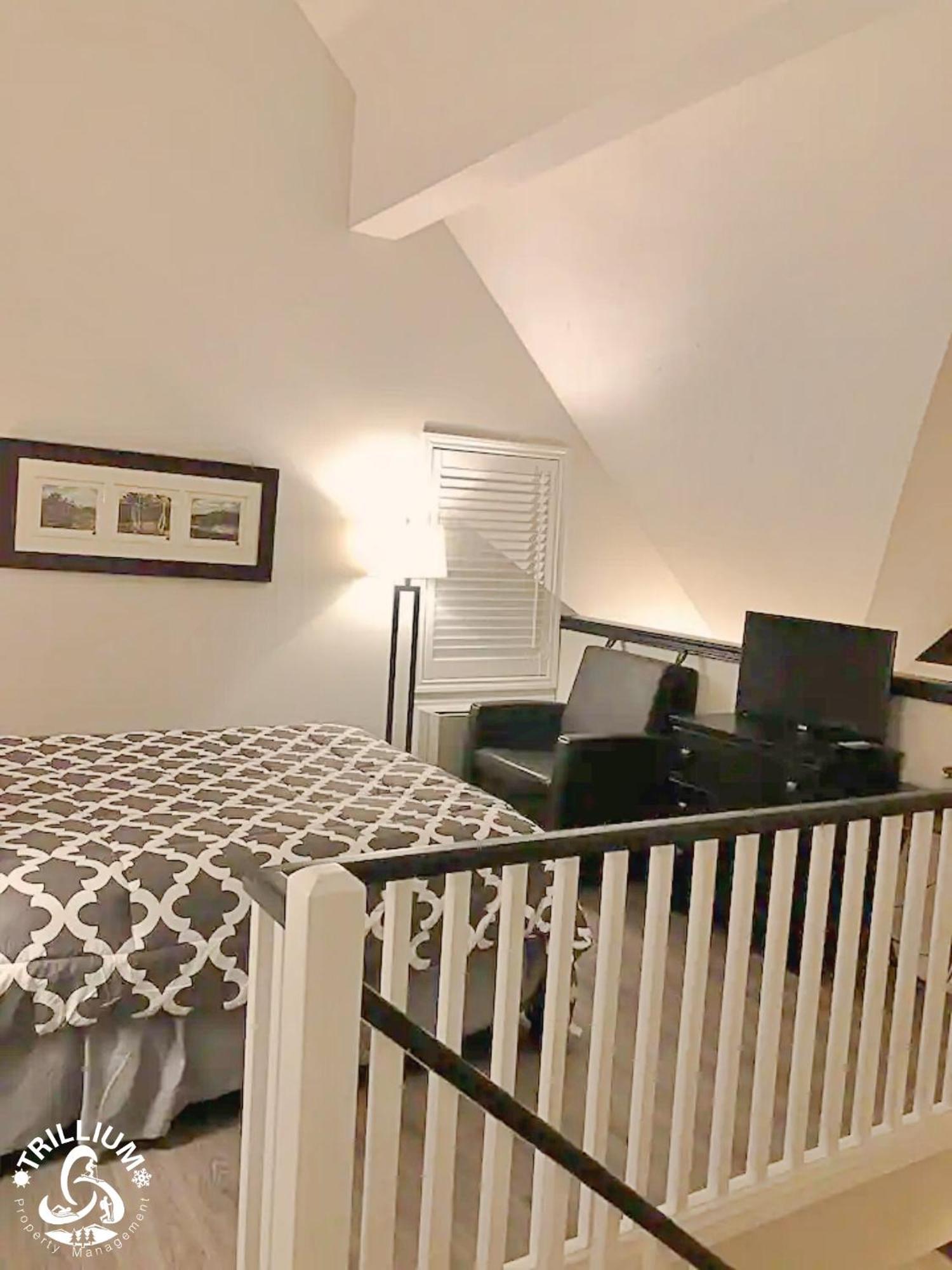 ההרים הכחולים Blue Mountain, Collingwood - Loft Condo, Sleeps 4 מראה חיצוני תמונה